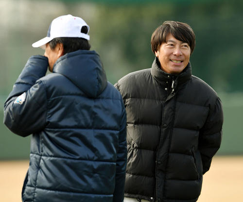 新人合同自主トレの視察に訪れたヤクルト高津監督（右）（撮影・滝沢徹郎）
