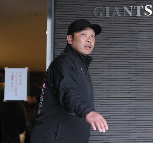コーチ会議を終え、クラブハウスを出る巨人阿部2軍監督（撮影・加藤諒）
