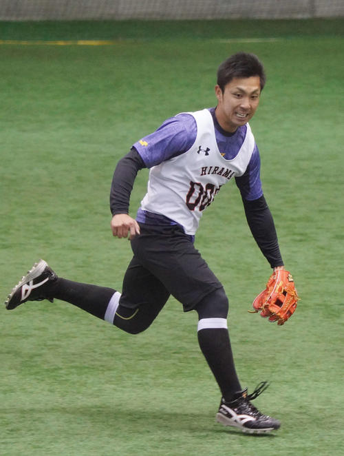 新人合同自主トレでノックを受ける巨人育成ドラフト1位平間（撮影・加藤諒）