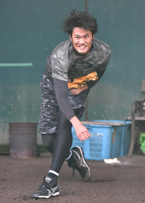 ブルペンで投球練習を行う阪神藤浪（撮影・清水貴仁）