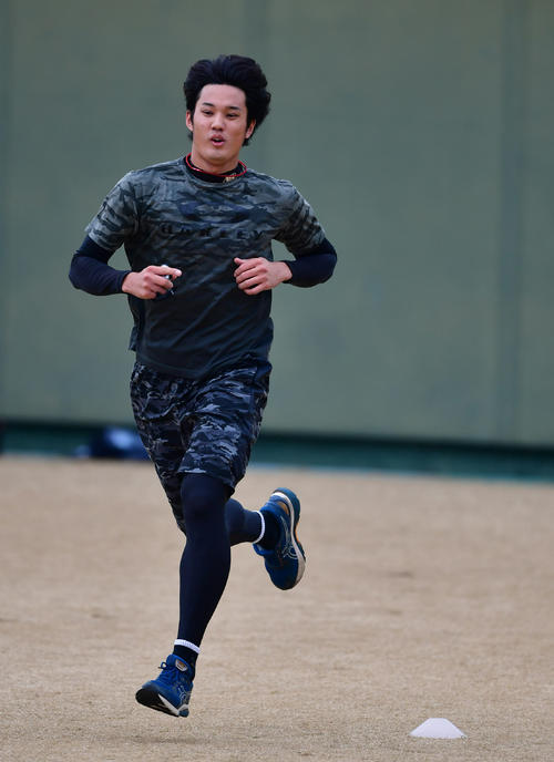 ブルペン投球後に走り込みを行う藤浪（撮影・清水貴仁）