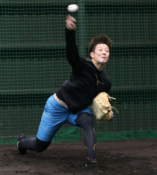 ブルペンで投球練習をする日本ハム吉田輝（撮影・山崎純一）