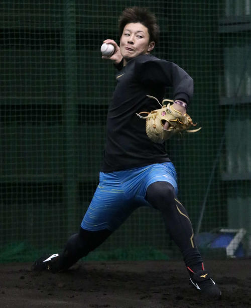 ブルペンで投球練習をする日本ハム吉田輝（撮影・山崎純一）