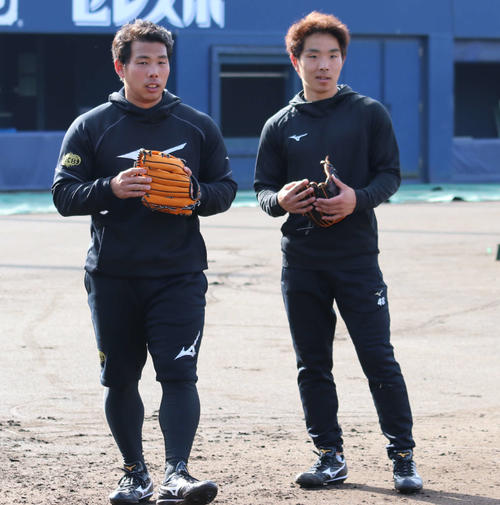 球場で守備練習をする日本ハム樋口（左）と上野（撮影・山崎純一）