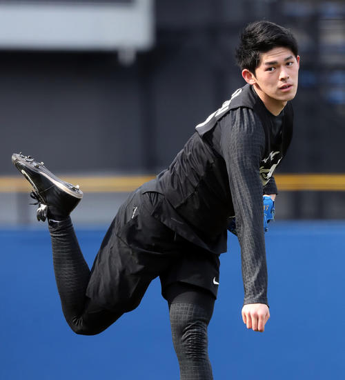 ロッテ新人合同自主トレでキャッチボールを行う佐々木朗（撮影・垰建太）