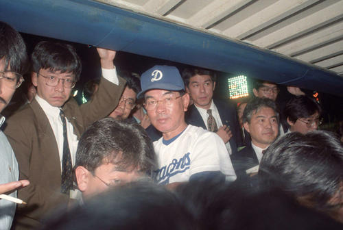 94年10月8日、巨人に敗れ優勝を逃し報道陣に囲まれる中日高木監督