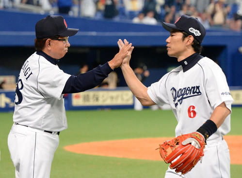 日本ハムに連勝、井端とタッチする高木監督（左）（2013年撮影）