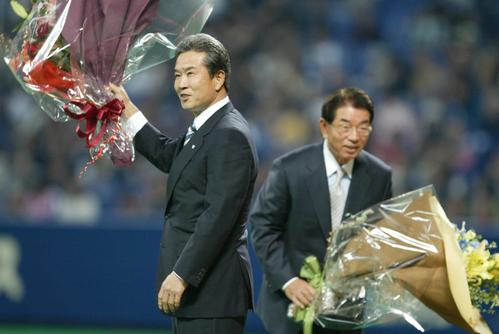 野球殿堂入りの表彰を受けた山田久志氏（左）と高木守道氏はスタンドにあいさつ（2006年撮影）