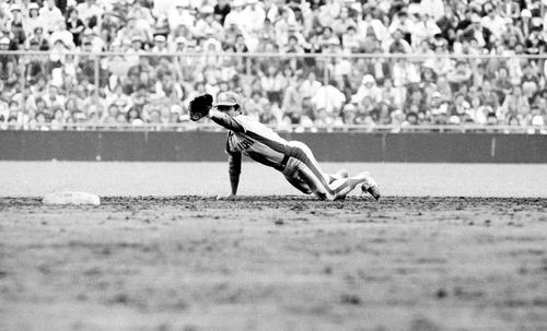 右中間への打球を好捕し二塁に入った遊撃手にバックハンドトスする中日高木（1979年撮影）
