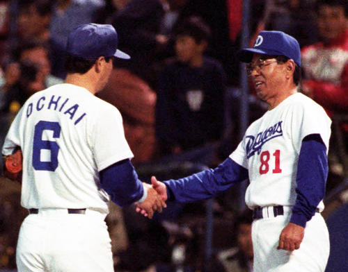 落合博満（中央）と握手をする高木守道監督（1992年5月24日撮影）