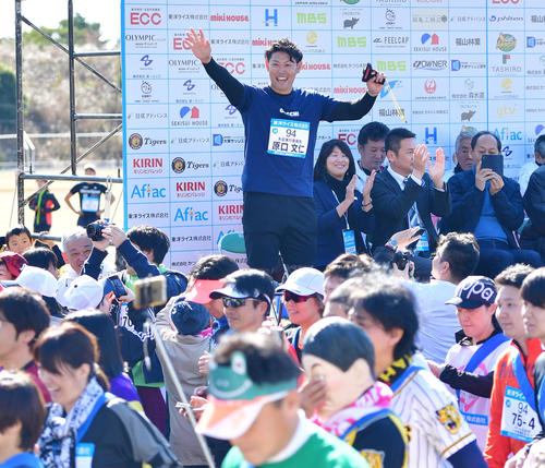 「原口文仁チャリティーランフェスティバルinすさみ」でスターターを務める原口文仁（撮影・清水貴仁）