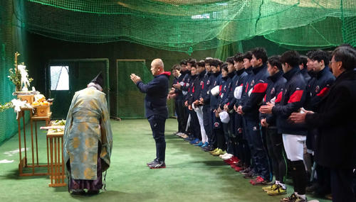 慶大　堀井新監督手が手を合わせ、今年1年間のチームの安全、必勝を祈願した（撮影・保坂淑子）