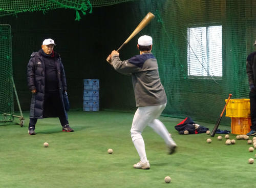 慶大　練習始めで、早速熱のこもった始動をする堀井哲也新監督手（写真左）（撮影・保坂淑子）