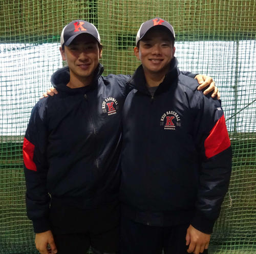 慶大　練習始めで、今年の活躍を誓う（写真左から）佐藤と木沢（撮影・保坂淑子）