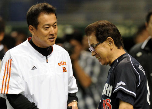 試合前の練習で握手を交わす原監督（左）と高木監督（2012年撮影）