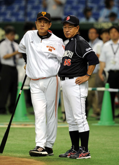 巨人対中日　原監督（左）と話す高木監督（2012年撮影）