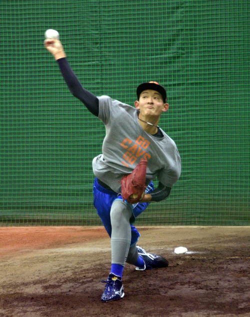ブルペンで投げ込むDeNA阪口（撮影・鈴木正章）