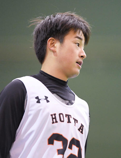 自主トレに充実した表情で臨む巨人ドラフト1位堀田（撮影・加藤諒）