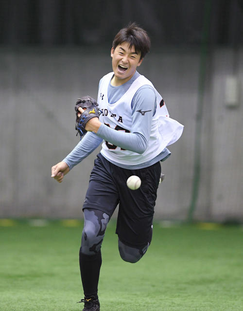 笑顔でボールを追う巨人ドラフト1位堀田
