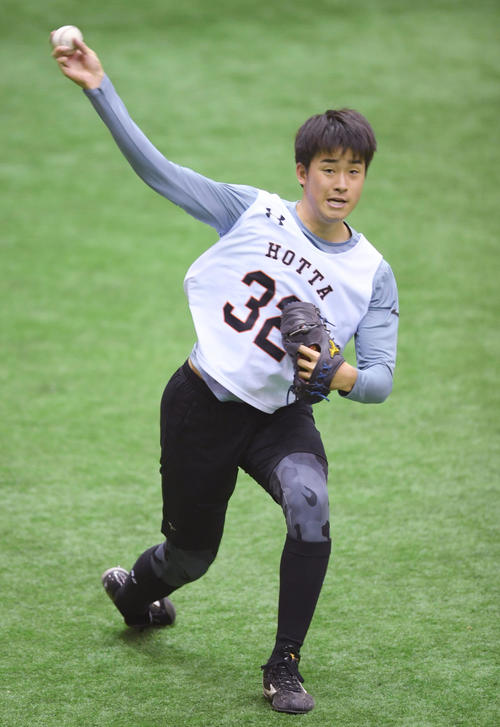 自主トレでキャッチボールをする巨人ドラフト1位堀田（撮影・加藤諒）