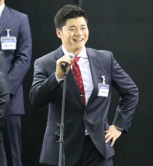 ニッポンハムグループの展示会に出席し、ファンからの質問に笑顔で答える日本ハム清宮（撮影・山崎純一）