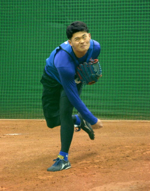 ブルペンで投げ込むDeNAドラフト7位の浅田（撮影・鈴木正章）