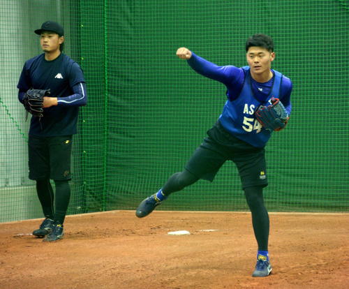 ブルペンで石田（左）の隣で投げ込むDeNAドラフト7位の浅田（撮影・鈴木正章）