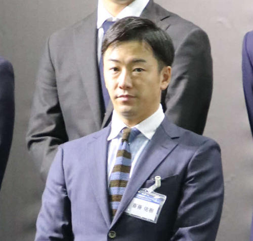 ニッポンハムグループの展示会に出席した日本ハム斎藤（撮影・山崎純一）