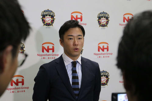 ニッポンハムグループの展示会に出席後、報道陣から取材を受ける日本ハム斎藤（撮影・山崎純一）