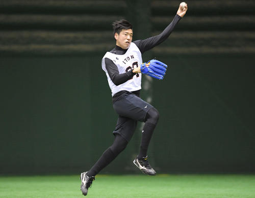 自主トレでノックを受け、軽快に送球する巨人ドラフト6位伊藤（撮影・加藤諒）