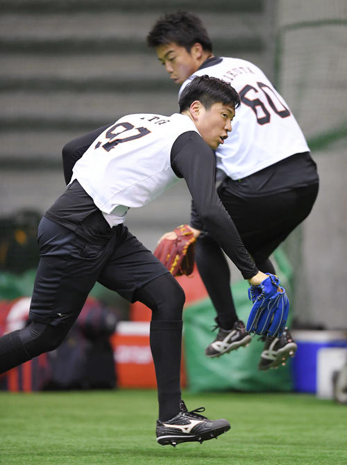 自主トレでノックの球に食らいつく巨人ドラフト6位伊藤（手前）。後方は3位菊田（撮影・加藤諒）