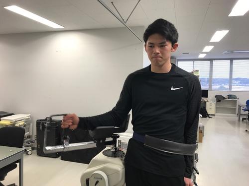 肩の筋力を測定するロッテ佐々木朗（球団提供）