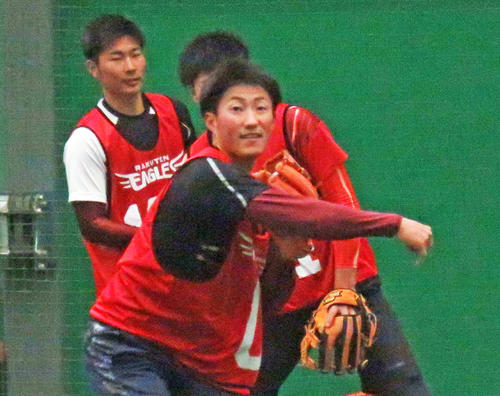 ノックを受けるドラフト1位の小深田（撮影・桑原幹久）