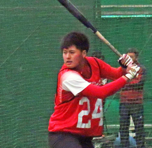 ティー打撃を行うドラフト2位の黒川（撮影・桑原幹久）