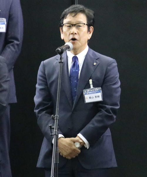 ニッポンハムグループの展示会に出席し、あいさつする日本ハム栗山監督（撮影・山崎純一）