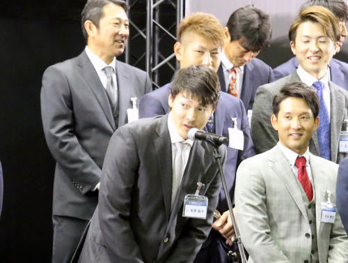 開幕投手本命の日本ハム有原（前列中央）（撮影・中島宙恵）