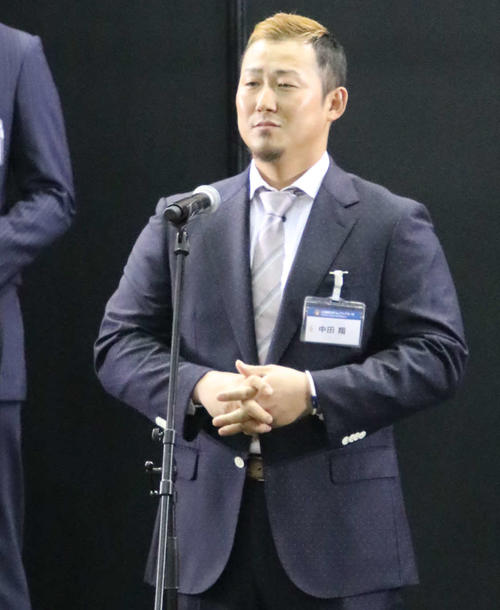 ニッポンハムグループの展示会に出席し、ファンからの質問に答える日本ハム中田（撮影・山崎純一）