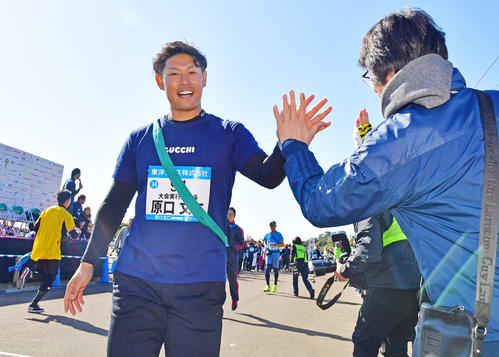 「原口文仁チャリティーランフェスティバルinすさみ」でファンとふれあいながら走る原口文仁（撮影・清水貴仁）