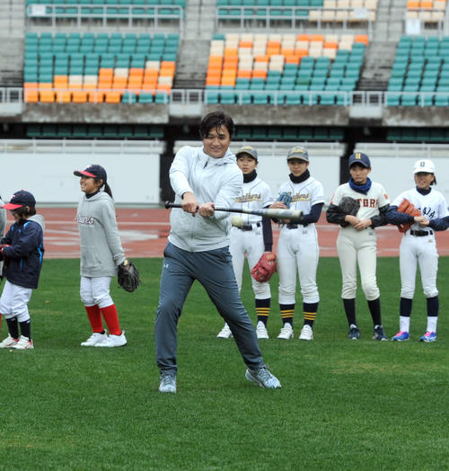 女子選手にノックをする高橋氏