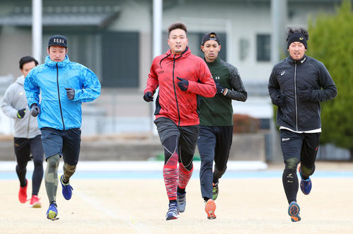 自主トレを公開した平野（右端）。一緒に自主トレを行う、左からオリックス比嘉、西武増田、阪神秋山、西武相内（撮影・前田充）