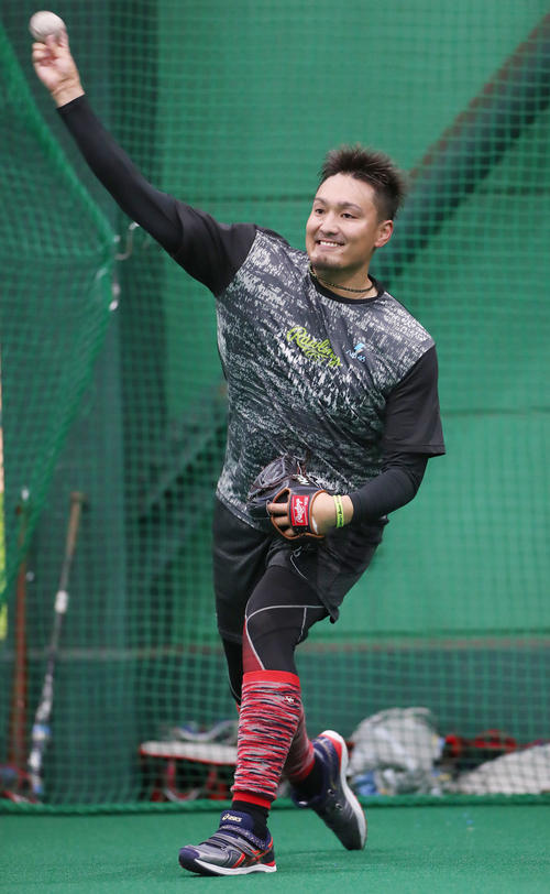 平野と一緒に自主トレを行った阪神秋山（撮影・前田充）