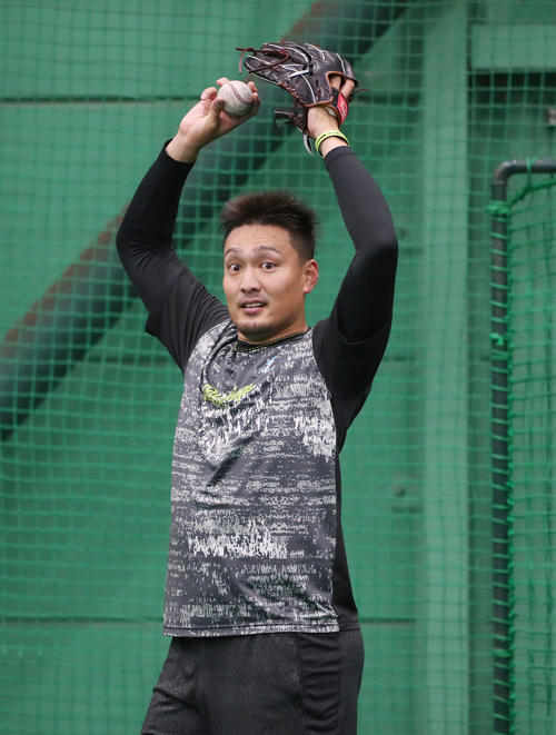 平野と一緒に自主トレを行った阪神秋山（撮影・前田充）
