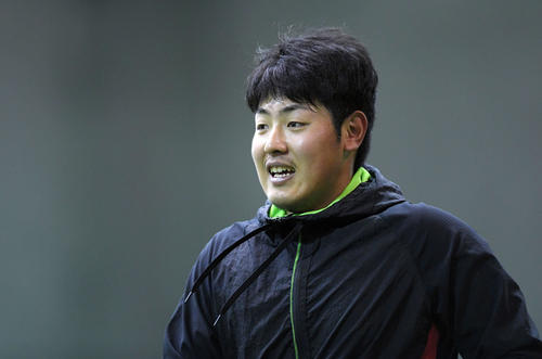 室内練習場で汗を流す巨人岡本（撮影・加藤諒）