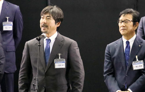 ファンからの質問に答える日本ハム小笠原ヘッド兼打撃コーチ。右は栗山監督（撮影・山崎純一）