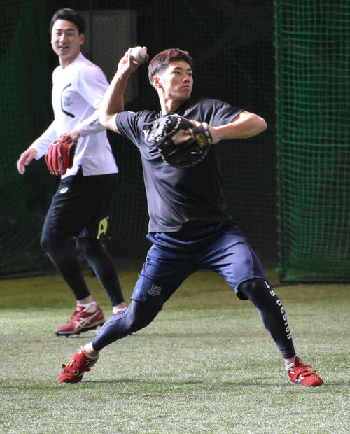 合同自主トレでノックを受け送球する広島中村奨（撮影・古財稜明）
