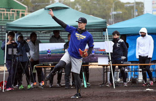 フォームチェックしながら投球する千賀（撮影・栗木一考）