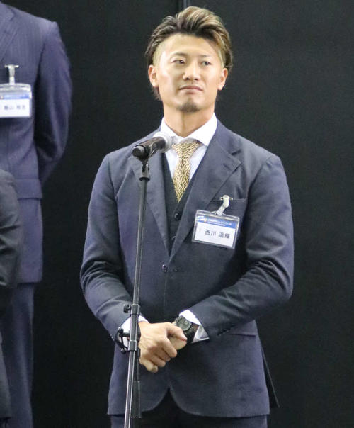 ニッポンハムグループの展示会に出席し、ファンからの質問に答える日本ハム西川（撮影・山崎純一）