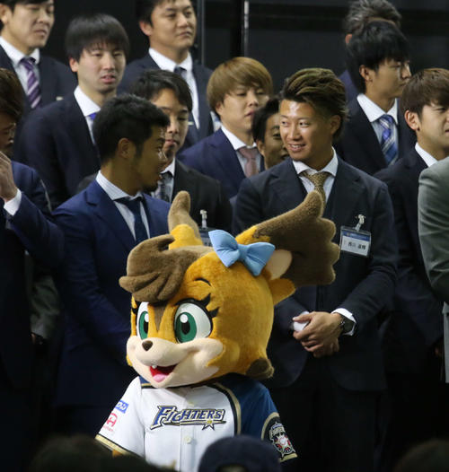 壇上で談笑する日本ハム西川（右）と近藤（撮影・中島宙恵）