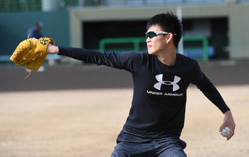 休日返上の自主トレでキャッチボールを行う及川（撮影・前岡正明）