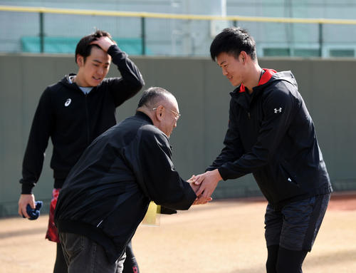 タレントの松村邦洋（中央）と笑顔で握手する及川（右）。左は小川（撮影・前岡正明）